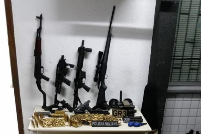 Além das armas, os agentes ainda encontraram mil munições para os fuzis e drogas como maconha, cocaína e crack