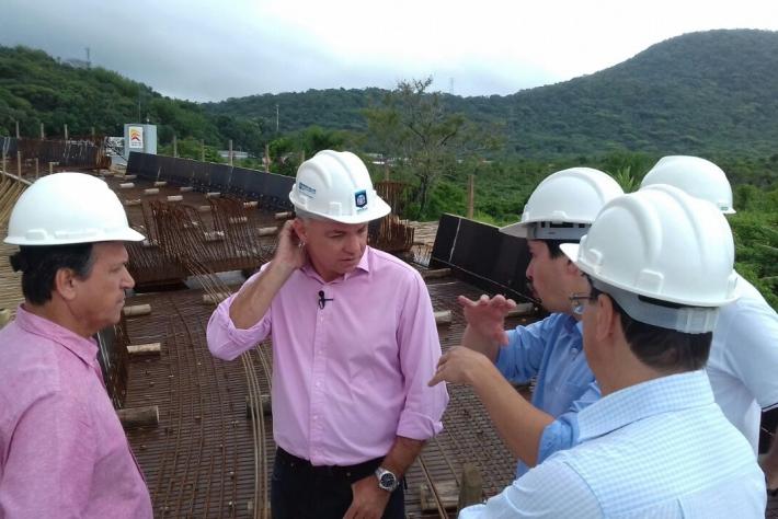 O prefeito fez uma vistoria nas obras do elevado do Rio Tavares na manhã desta quarta - Michael Gonçalves/ND